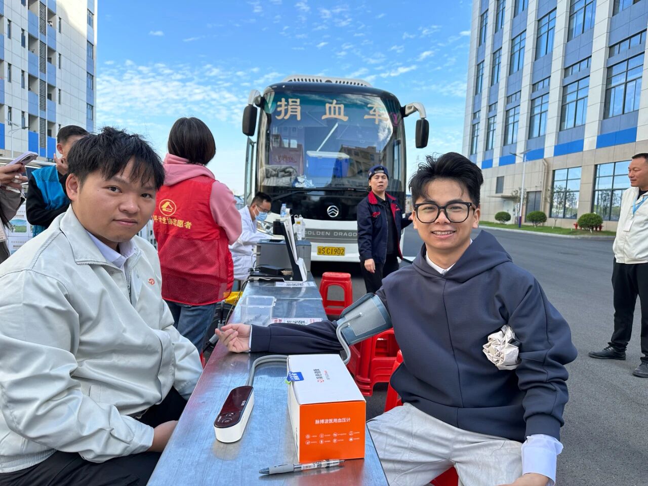 “爱心汇聚，热血传递” 银娱优越会通讯东莞园区员工踊跃参加无偿献血活动